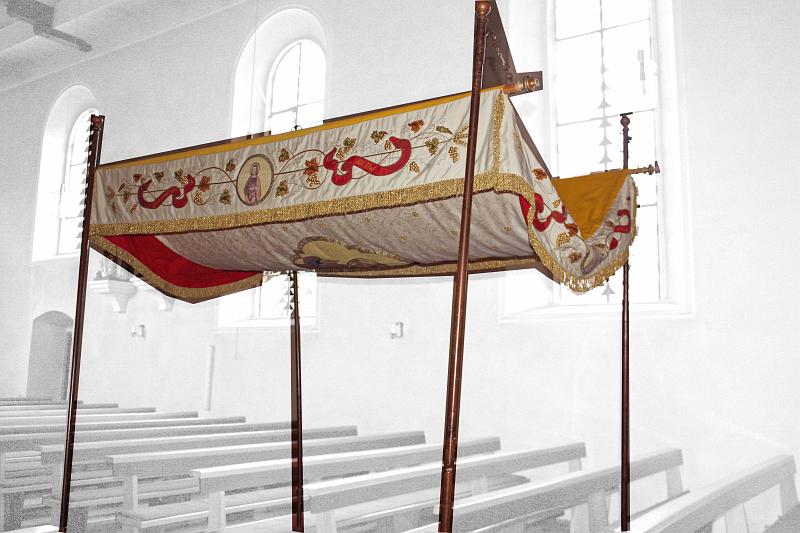 090611fronleichnam (01).jpg - Der "Himmel", unter dem bei der Prozession der Priester die Monstranz mit der Hostie durch die Straßen trägt.